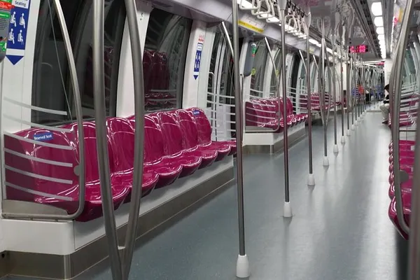 A încremenit când a văzut cine stătea lângă ea în tren și a anunțat polițiștii. Aceștia au râs