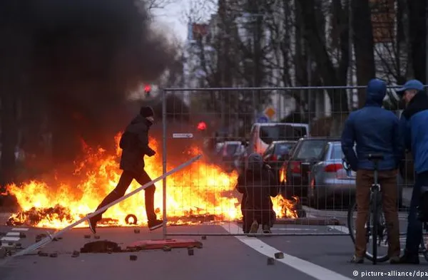 Proteste violente în Germania. S-au folosit gaze lacrimogene. 69 de răniți, 23 de persoane, reținute
