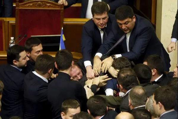 VIDEO Politică cu pumnul! Parlamentarii din Ucraina s-au luat din nou la bătaie
