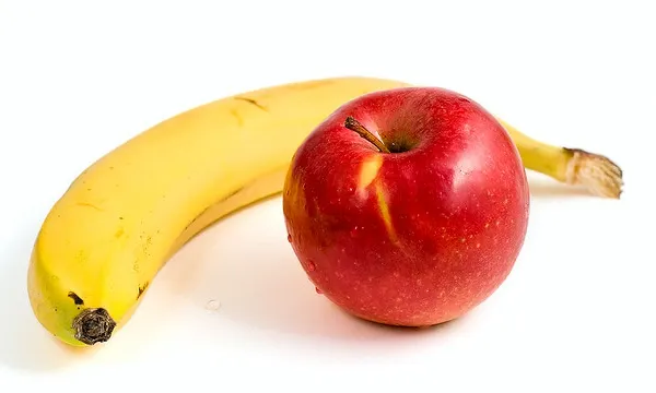 Cornul, înlocuit cu un măr sau o banană în şcolile româneşti. Laptele, cu iaurt sau brânză