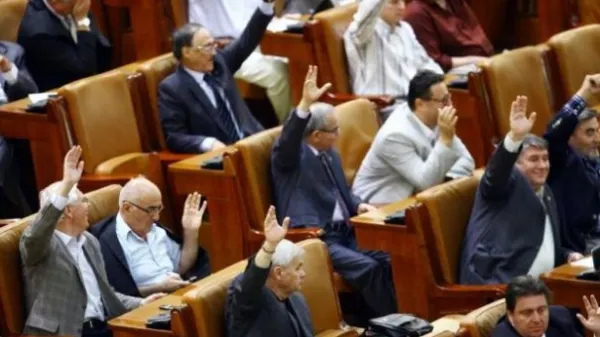 Asociaţia pentru Implementarea Democraţiei a sesizat CNCD cu privire la legea pensiilor speciale