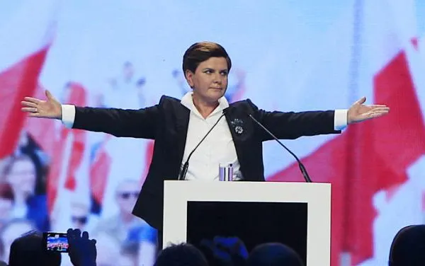 Situaţie absurdă. Noul Guvern polonez, razie în biroul NATO din capitala ţării. Care este explicaţia