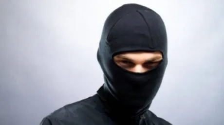Un tânăr de 18 ani, din Botoșani a fost prins de polițiști pe stradă cu cagula pe față și un pistol în mână