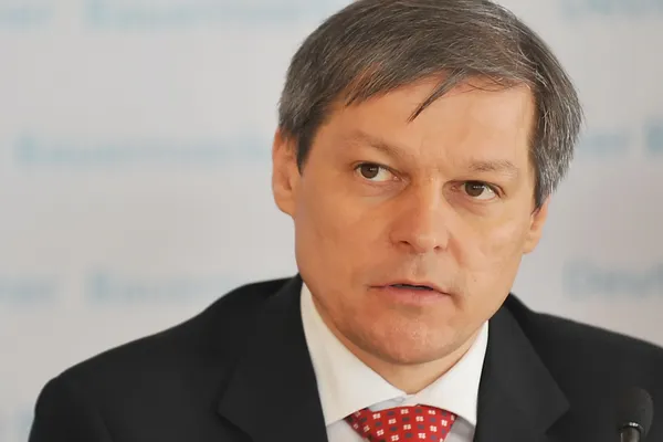Dacian Cioloş, explicaţii pe Facebook "despre buget, oieri și anti-fumat"