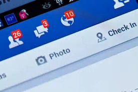 40 de persoane, inclusiv o parlamentară din Italia, anchetate. Au insultat o româncă pe Facebook