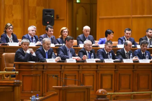 Aceştia sunt cei mai bogaţi miniştri ai Guvernului Cioloş. Cine deţine 6 case şi 28 de conturi