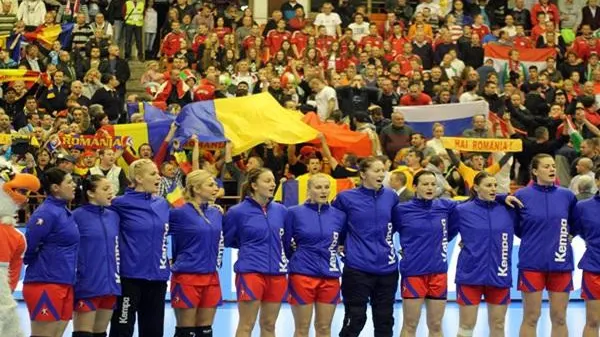 Jucătoarele de la Naţionala de handbal, premiate la Guvern. Cioloş: Vă asigur de tot sprijinul meu