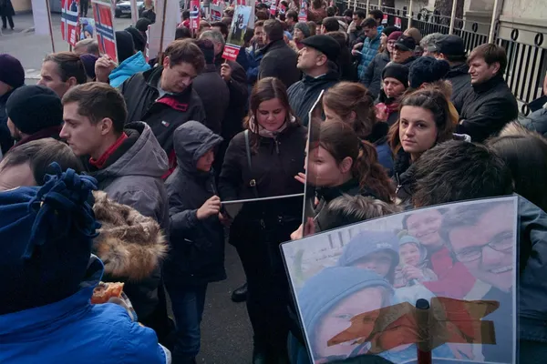 Protest la ambasada Norvegiei, pentru familia căreia i-au fost luaţi cinci copii, abuziv