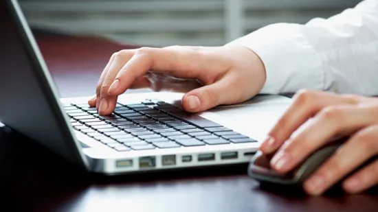 Polițiștii învață elevii cum să navigheze în siguranță pe internet