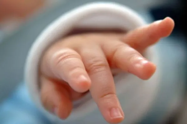Siamezele născute la Constanţa se luptă să trăiască. Vor fi supuse astăzi mai multor investigaţii