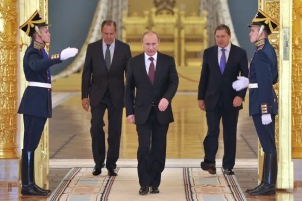 Misterul mersului lui Vladimir Putin a fost elucidat. De ce nu îşi mişcă mâna dreaptă când merge?