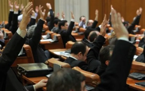 AID: Voturile privind pensiile speciale pentru parlamentari, un gest de sfidare a electoratului
