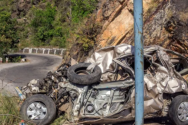 Mașina s-a făcut praf. Câd au ajuns, polițiștii au încremenit. Șoferul nu avea pantaloni și..