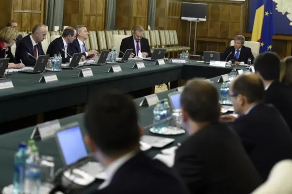 Doi miniştri ai Guvernului Cioloş au cerut locuinţe de serviciu deşi deţin case în Capitală