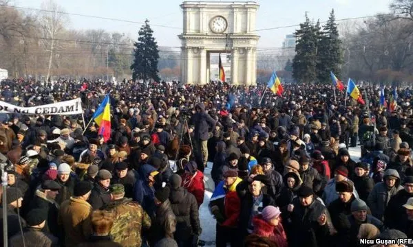 Protest antiguvernamental la Chişinău. Majoritatea parlamentară va analiza varianta anticipatelor