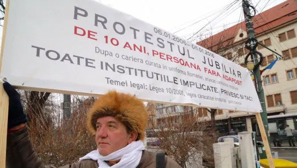Un fost ofiţer SRI protestează după ce locuinţa sa a fost retrocedată unui mort. Ce reproşează