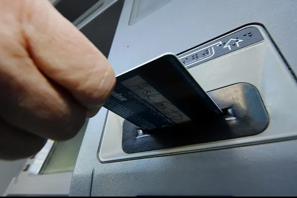 Hoți de portmonee, prinși de polițiști! Prejudiciul, peste 40.000 de lei