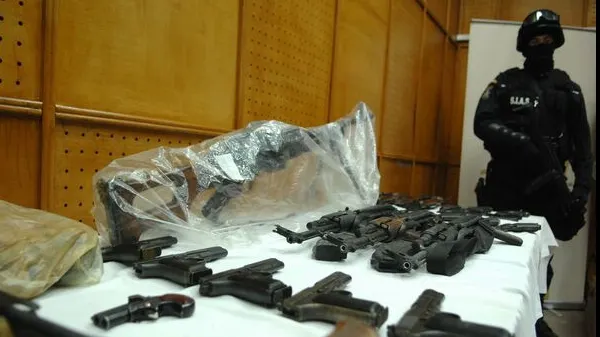 Arme și substanțe periculoase, confiscate de polițiști: 6.000 de arme și 559 de kg de explozivi