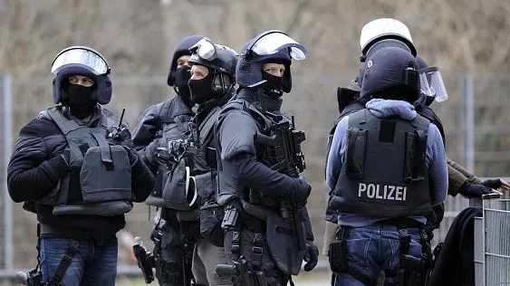 Dosarul Koln tot mai tensionat. Proteste violente. Merkel, ton dur la adresa refugiaților infractori