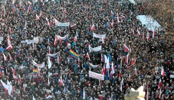 Polonia: zeci de mii de oameni în stradă împotriva guvernului și pentru apărarea presei