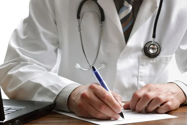 Negocieri salariale în sănătate. Medicii îi cer Guvernului să mărească salariile cu 25 la sută
