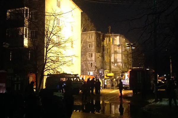Tragedie în Rusia: un bloc de cinci etaje s-a prăbuşit în urma unei explozii puternice