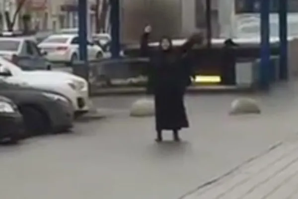 Incident halucinant în Rusia: o femeie în negru, cu un cap de copil în mână, a terorizat Moscova