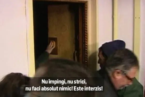 Apartament din Bucureşti, evacuat: era un focar de infecţie. Ce au descoperit gunoierii înăuntru