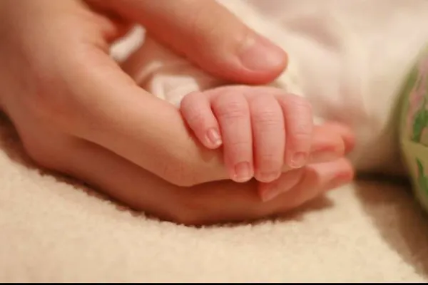 Anchetă în cazul bebeluşului mort. Anchetatorii vor să deshumeze trupul copilului. Ce spun părinţii