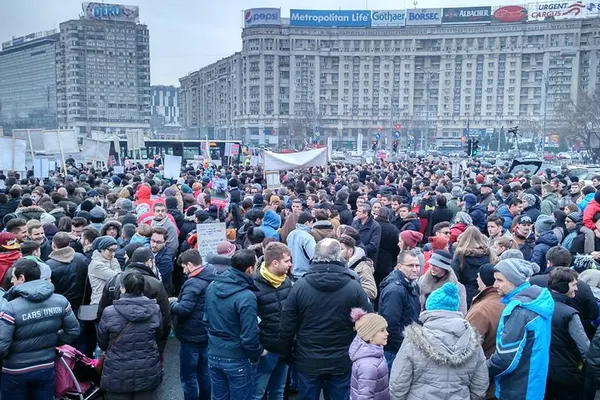 Legea dării în plată a scos românii în stradă! 200 de persoane au protestat în faţa Guvernului