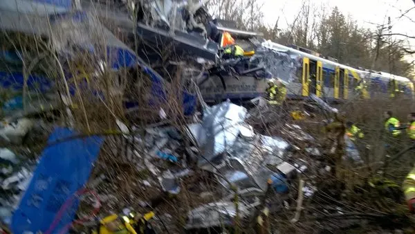 Primele imagini de la accidentul de tren din Germania sunt greu de privit