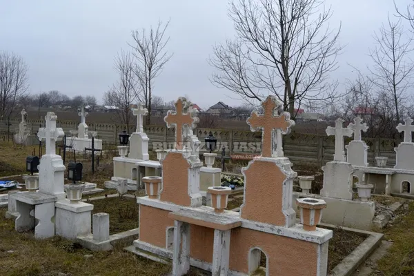 Șoc pentru un român. S-a întors din Italia să vândă un teren, dar a găsit pe el 86 de morminte