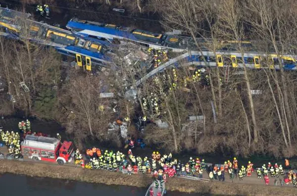 Accident cumplit în Germania. Două trenuri s-au ciocnit frontal: 10 morți și peste 80 de răniți