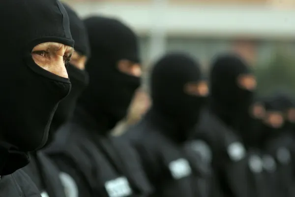 Un brașovean și-a scos la vânzare nevasta pe internet. Polițiștii au intervenit de urgență