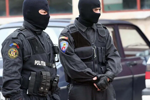Percheziții de amploare într-un dosar de înșelăciune! Peste 100 de polițiști au acționat