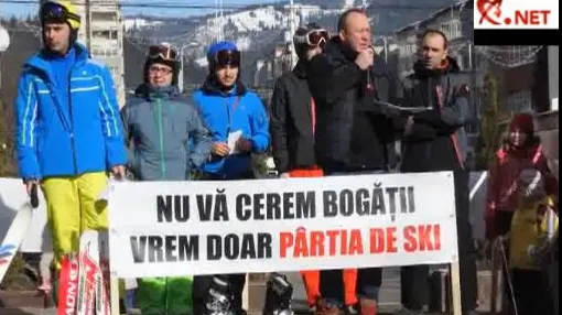 Proteste pe schiuri. Sute de oameni au cerut, în stradă, continuarea lucrărilor la pârtia Rarău