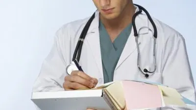 Medicii protestează în fața CNAS