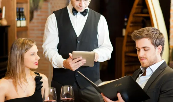 A mers la restaurant să ia cina cu soţul ei. Când a gustat din mâncare a avut un şoc