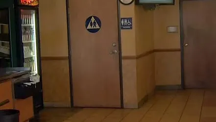 Au văzut o femeie sângerând în restaurant. Când au mers la toaletă, au înlemnit. Ce au găsit