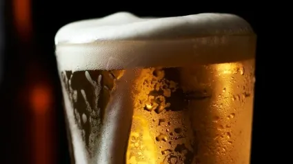 A comandat o bere la restaurant. A luat o gură şi după ce a citit ce scria pe sticlă a fost şocat