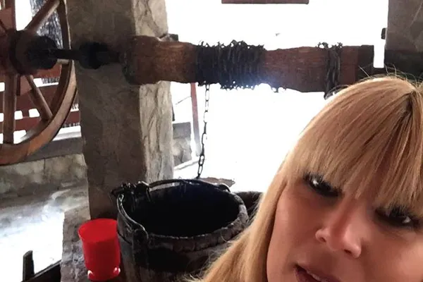 Elena Udrea, în vizită la mănăstire. Haină de blană, selfie la fântână şi poze cu iepuri