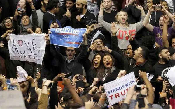 Efectul Trump. Discursul urii, întâmpinat cu proteste și violențe la Chicago, în Ohio și Kansas