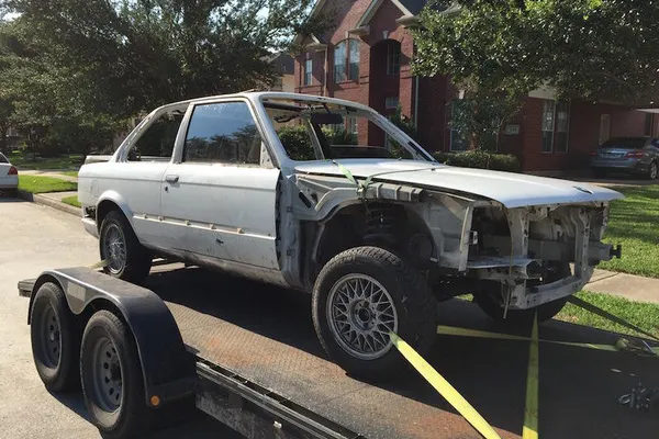 Au găsit o caroserie de BMW E30 la groapa de gunoi. Au restaurat maşina, iar ce a ieşit e INCREDIBIL
