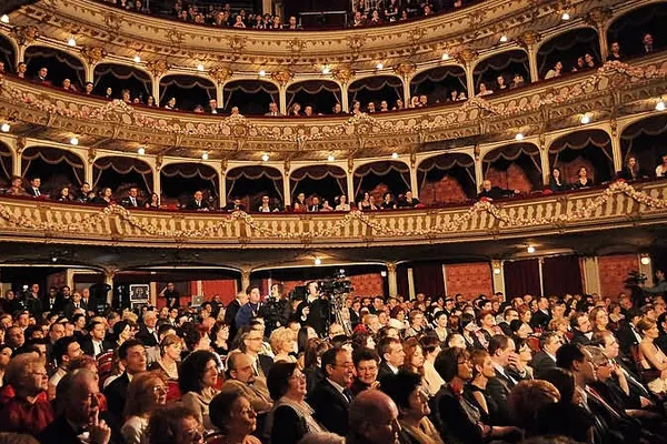 Balul Operei se vede la Realitatea TV. Octavian Hoandră transmite de la Opera Naţională Cluj