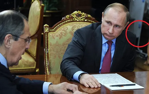 Detaliul incredibil surprins în biroul lui Putin. Kremlinul neagă vehement