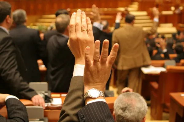 Moţiunea de cenzură, respinsă. PSD, ALDE şi UDMR n-au votat. Grindeanu, discurs dur în plen