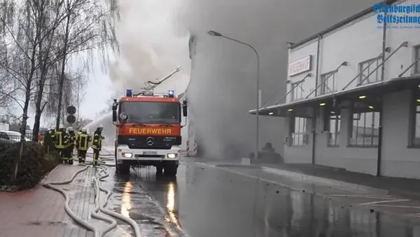Incendiu puternic la o fabrică de procesare a cărnii de pui în Germania