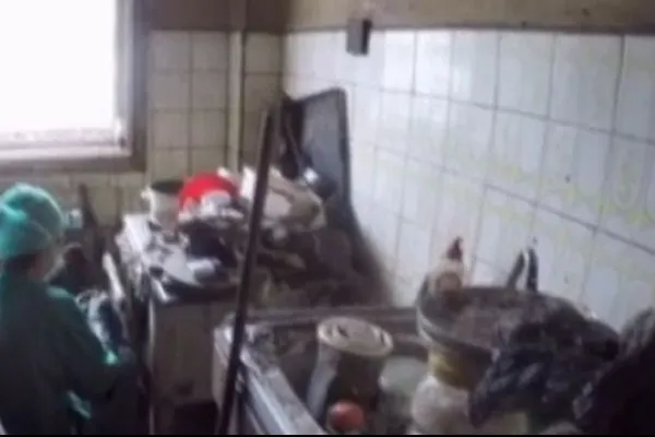 Focar de infecţie într-o garsonieră din Capitală. Ce au descoperit voluntarii când au intrat în casă