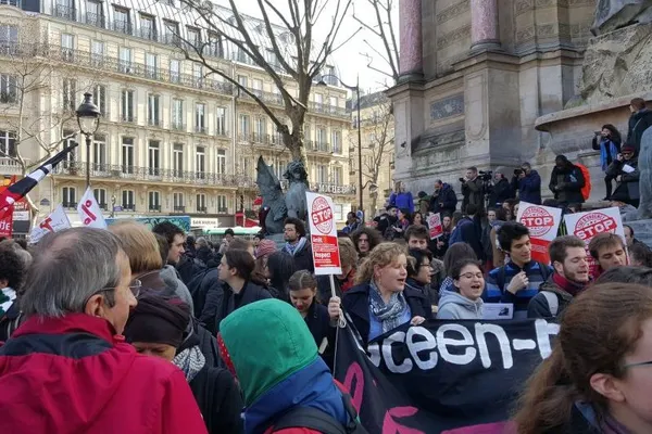 Proteste în Franţa. "Stare de urgență, stat polițienesc!"