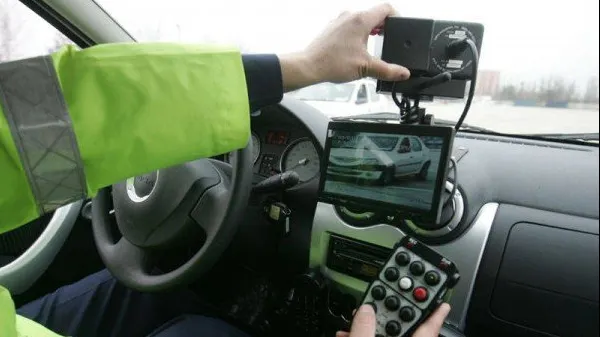 Polițiștii au oprit o mașină care gonea cu 117 km/h pe Splaiul Unirii.ȘOC!Cine a coborât de la volan